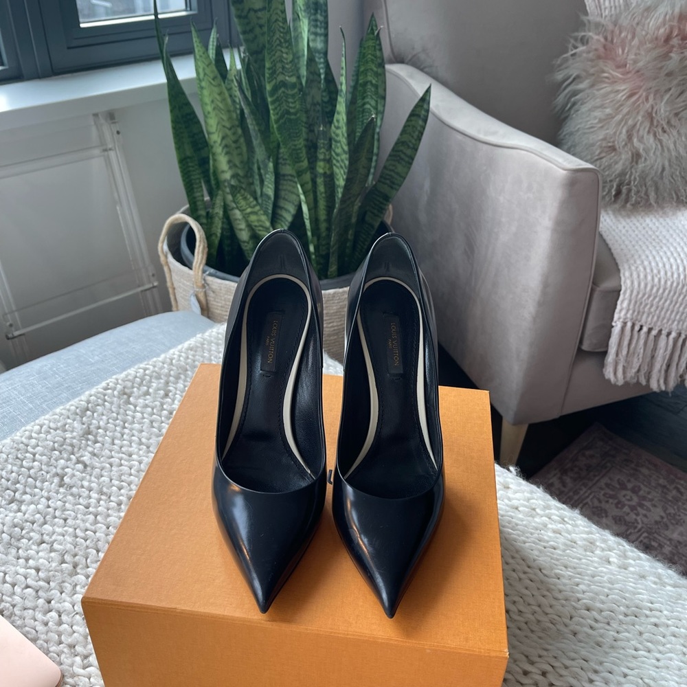 Louis Vuitton Pumps🖤 - Picture 2 of 5
